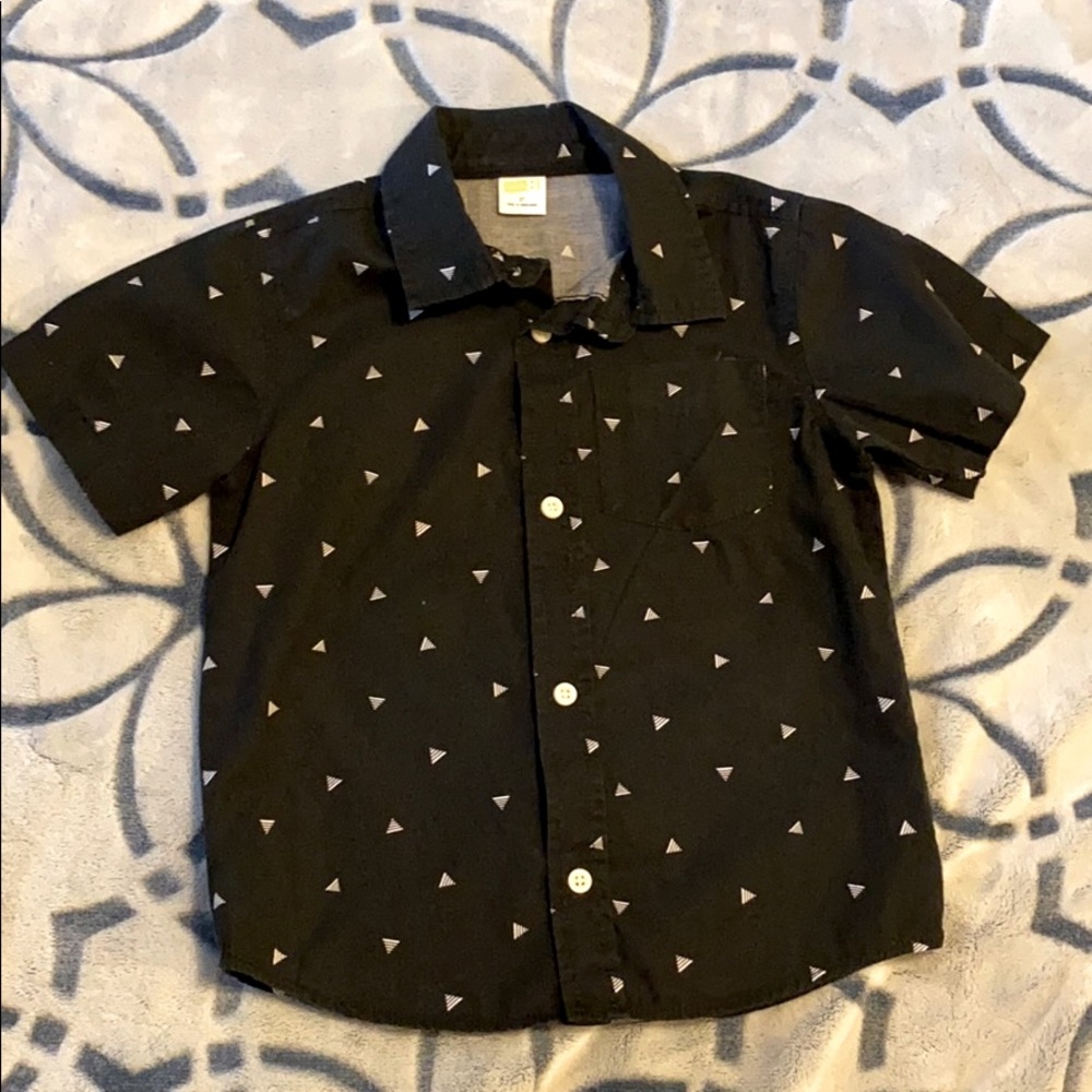 Black button down CRAZY 8 sz 5T pattern triangle